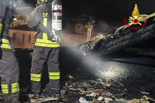 Fiamme sul tetto di una palazzina a Senigallia, evacuate due famiglie